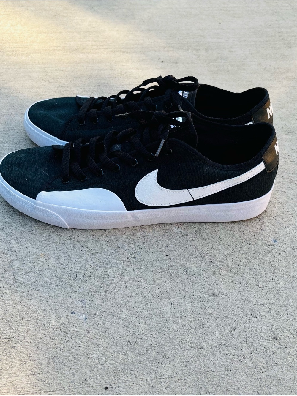 Nike SB Blazer Court Men’s Sneakers Black and White Low-Top Picketball size 12